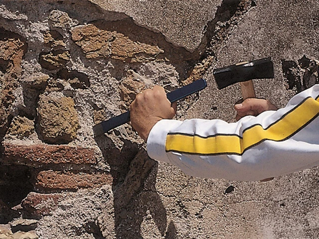 Limpieza del soporte degradado en la fachada Limpieza del soporte degradado en la fachada