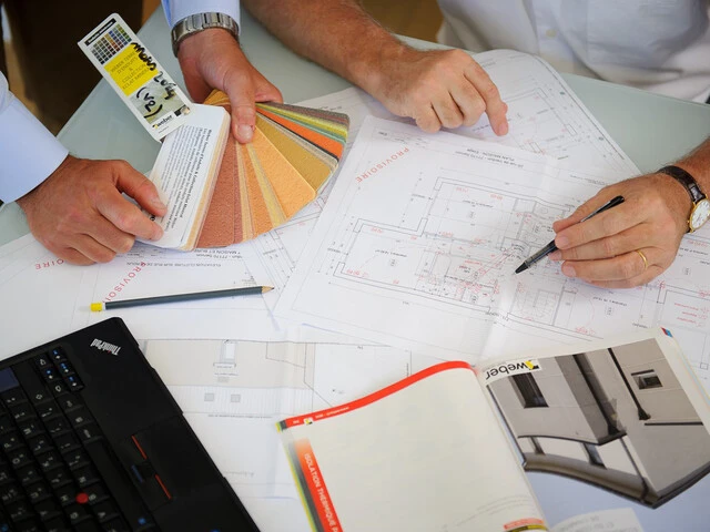 Dos personas trabajando en un estudio sobre plano Dos personas trabajando en un estudio sobre plano