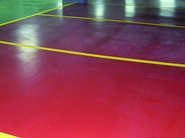 Pavimento de un parking de color rojo Pavimento de un parking de color rojo