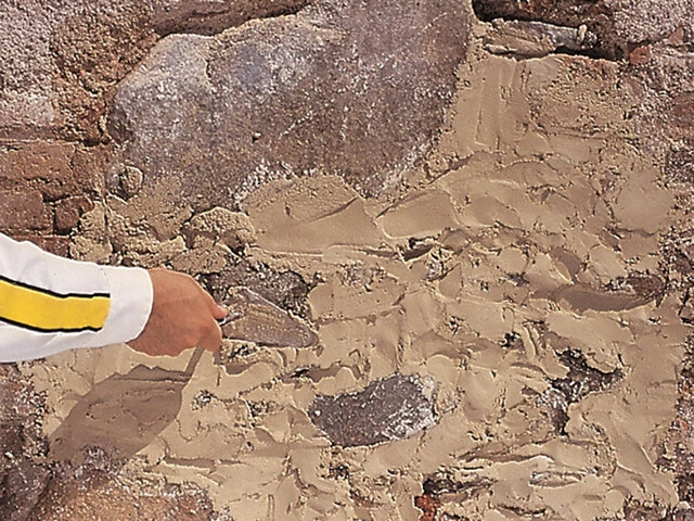 Relleno de juntas, huecos y coqueras del soporte con mortero Relleno de juntas, huecos y coqueras del soporte con mortero