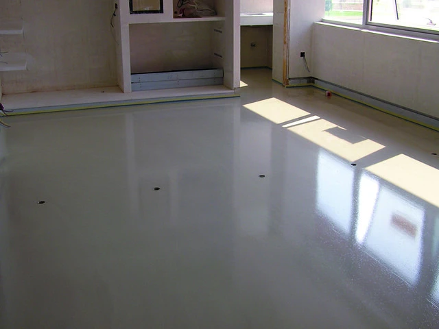 zona común con mortero autonivelante aplicado