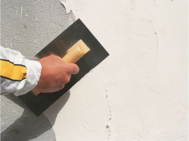 Aplicación de mortero de cal con llana de acero inoxidable