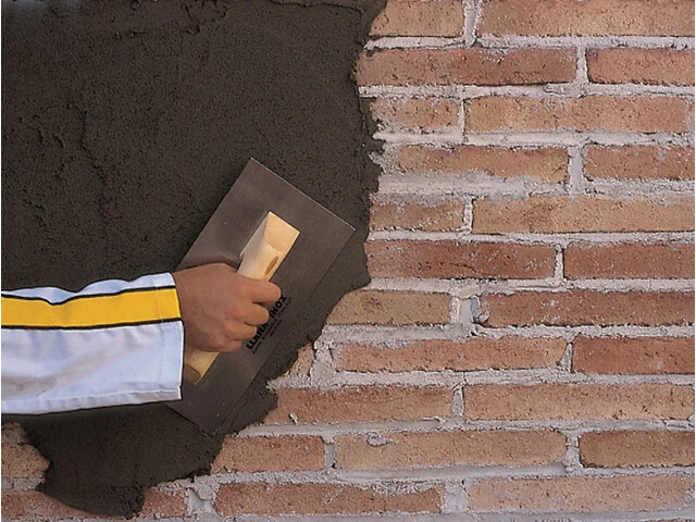 Aplicación de un mortero impermeabilizante en capa gruesa