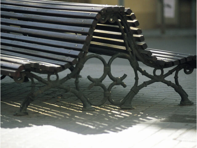 Banco de madera en exterior Banco de madera en exterior