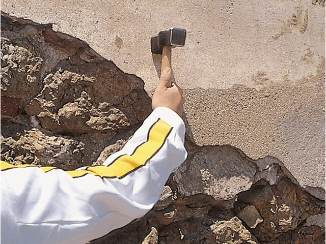 Eliminación del mortero degradado en fachada