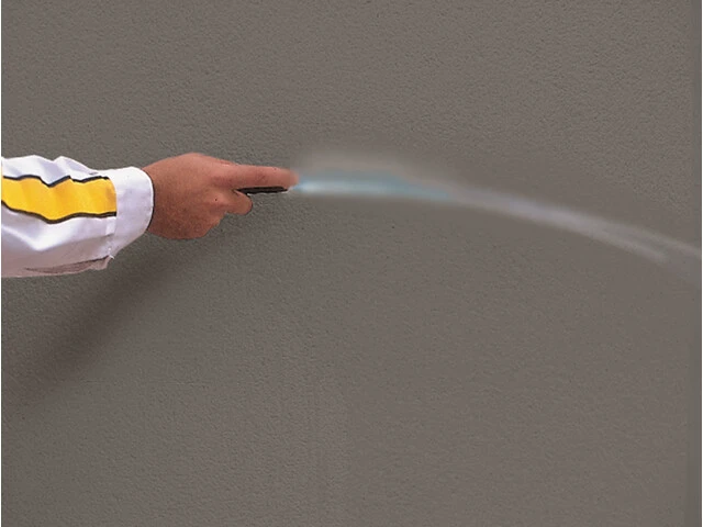 Humedecer pared con agua