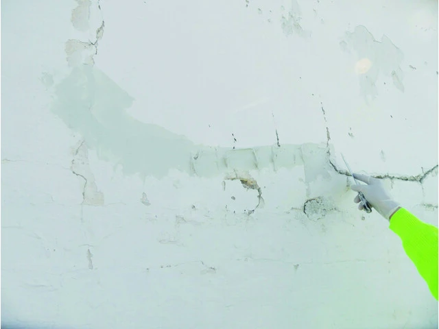 Relleno de grietas con mortero de alisado