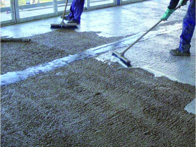 Aplicación de imprimación en el pavimento