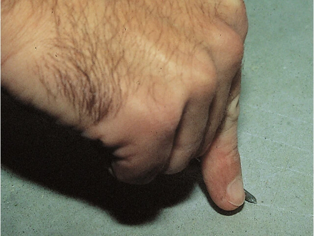 Comprobación que el suelo está duro y consistente con un objeto contundente