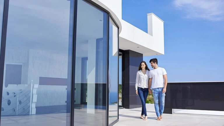 Pareja paseando por el exterior de la vivienda
