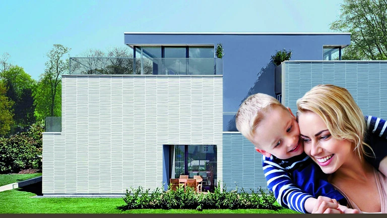 Madre e hijo en el exterior de la vivienda