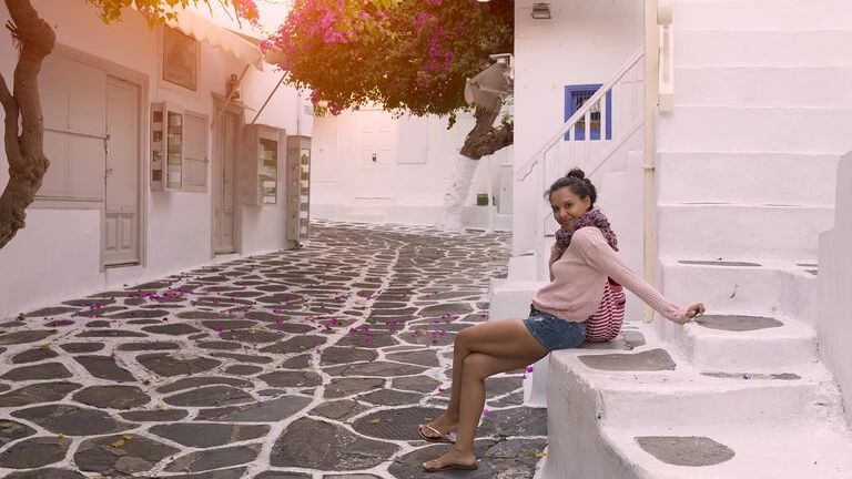 Mujer sentada en espacio exterior