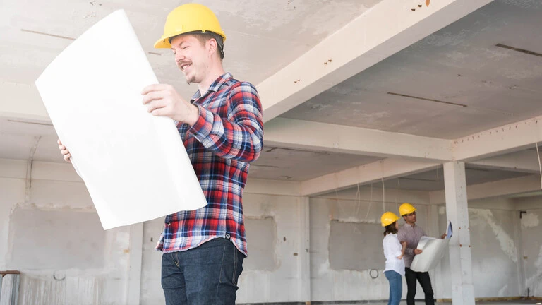 Personas visualizando planos en obra