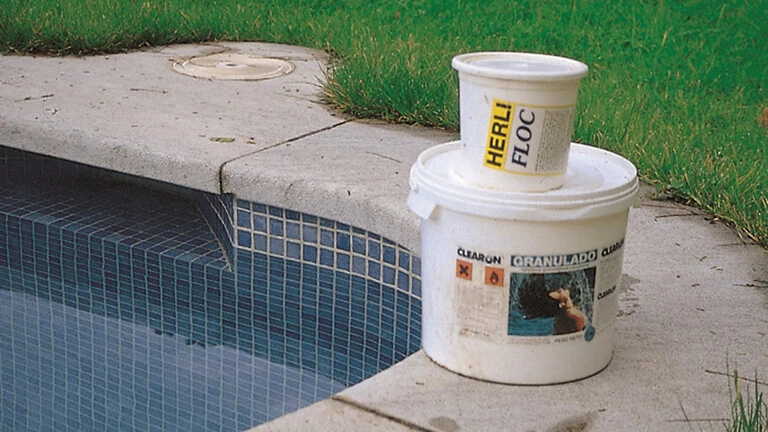 Aditivos químicos para piscina