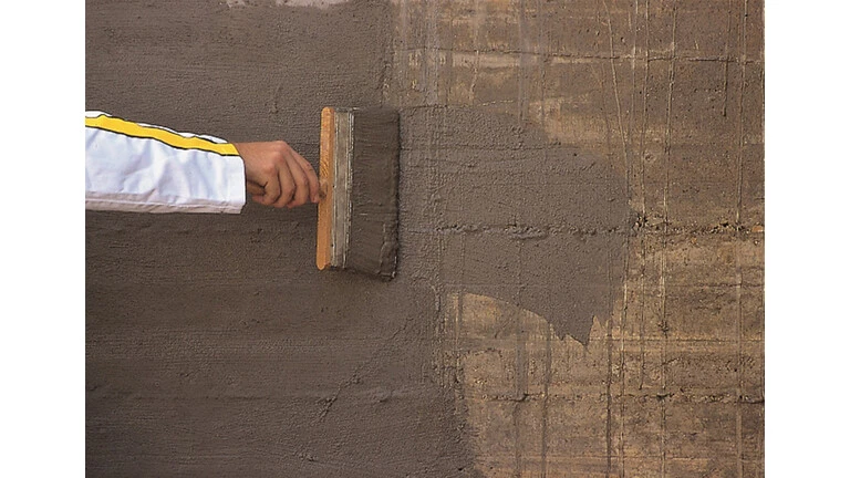 Impermeabilización del soporte con brocha Impermeabilización del soporte con brocha