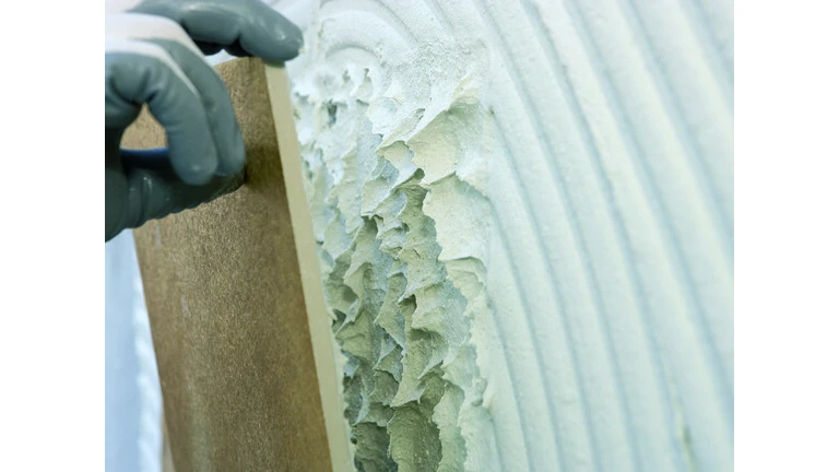 Pegajosidad del adhesivo aplicado en la cerámica Pegajosidad del adhesivo aplicado en la cerámica