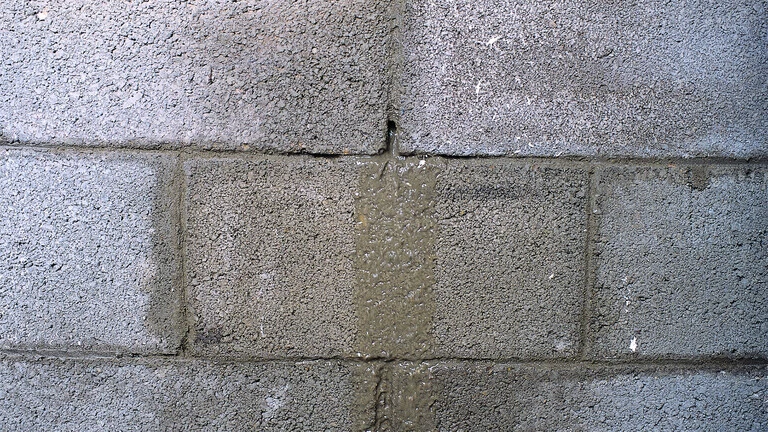 Filtración de agua por los bloques de hormigón