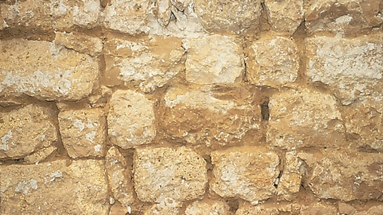 Muro de piedra degradado