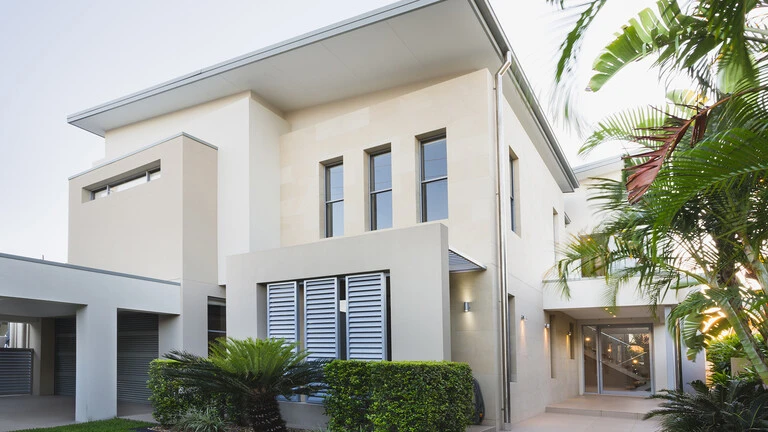 Casa con fachada de color claro