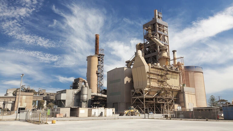Fábrica con cielo azul de fondo