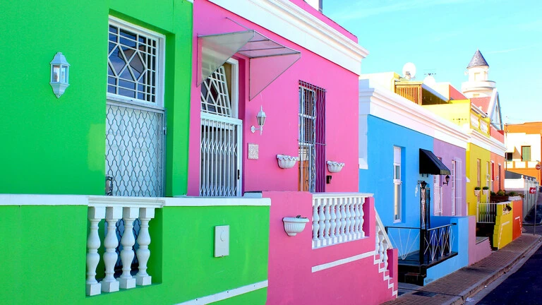 Conjunto de casa con la fachada de colores