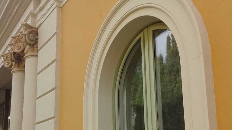Fachada exterior realizada con molduras