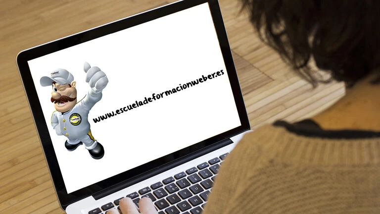 Mujer mirando ordenador para apuntarse a los cursos de formación Mujer mirando ordenador para apuntarse a los cursos de formación